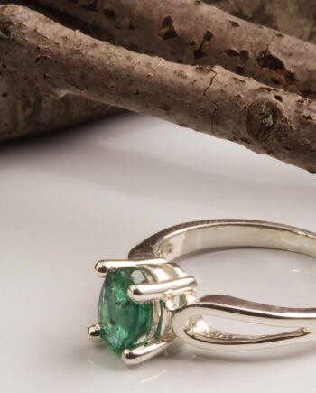 Sterling silver ring w/ emerald. 1.6dwt #12295