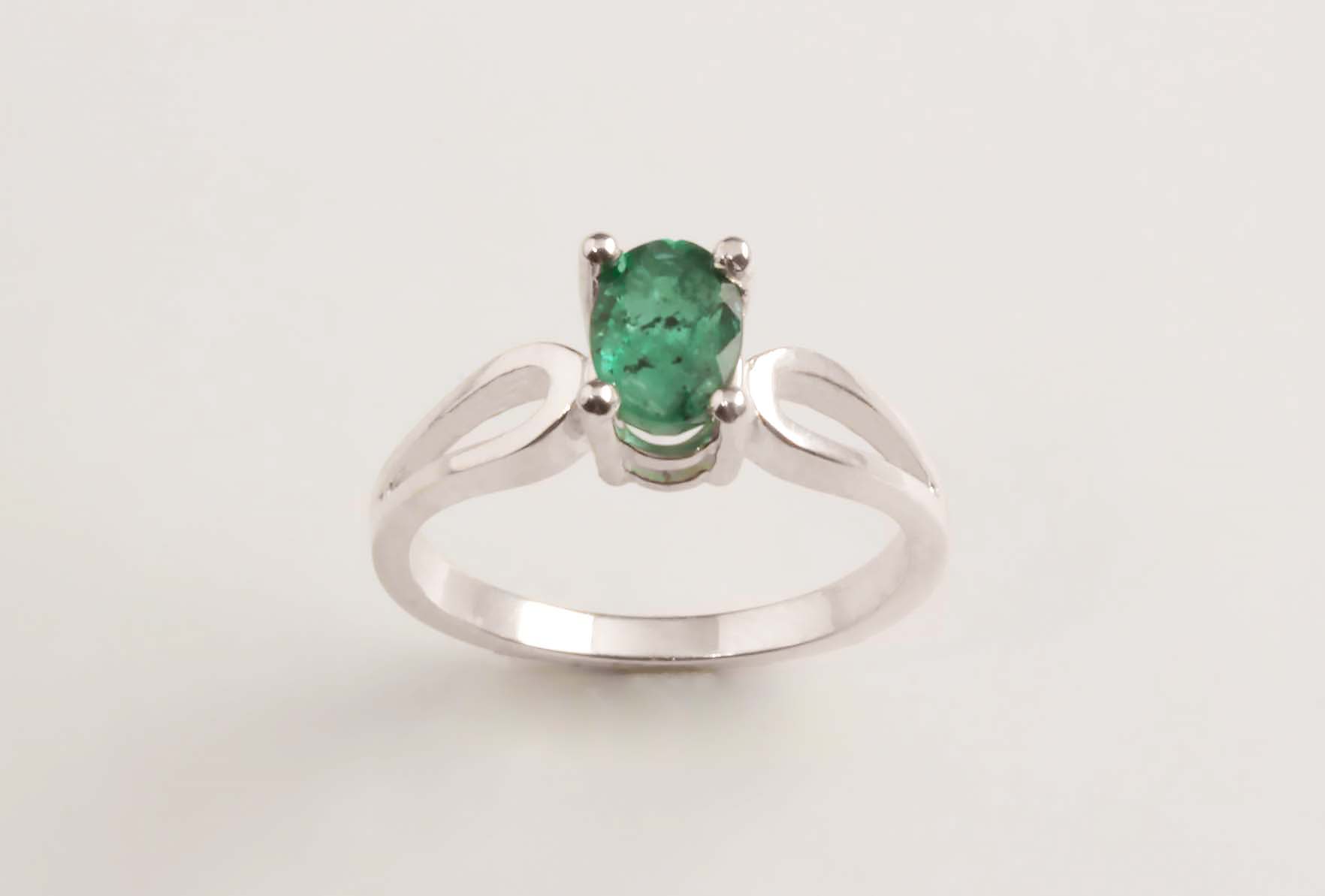 Sterling silver ring w/ emerald. 1.6dwt #12295