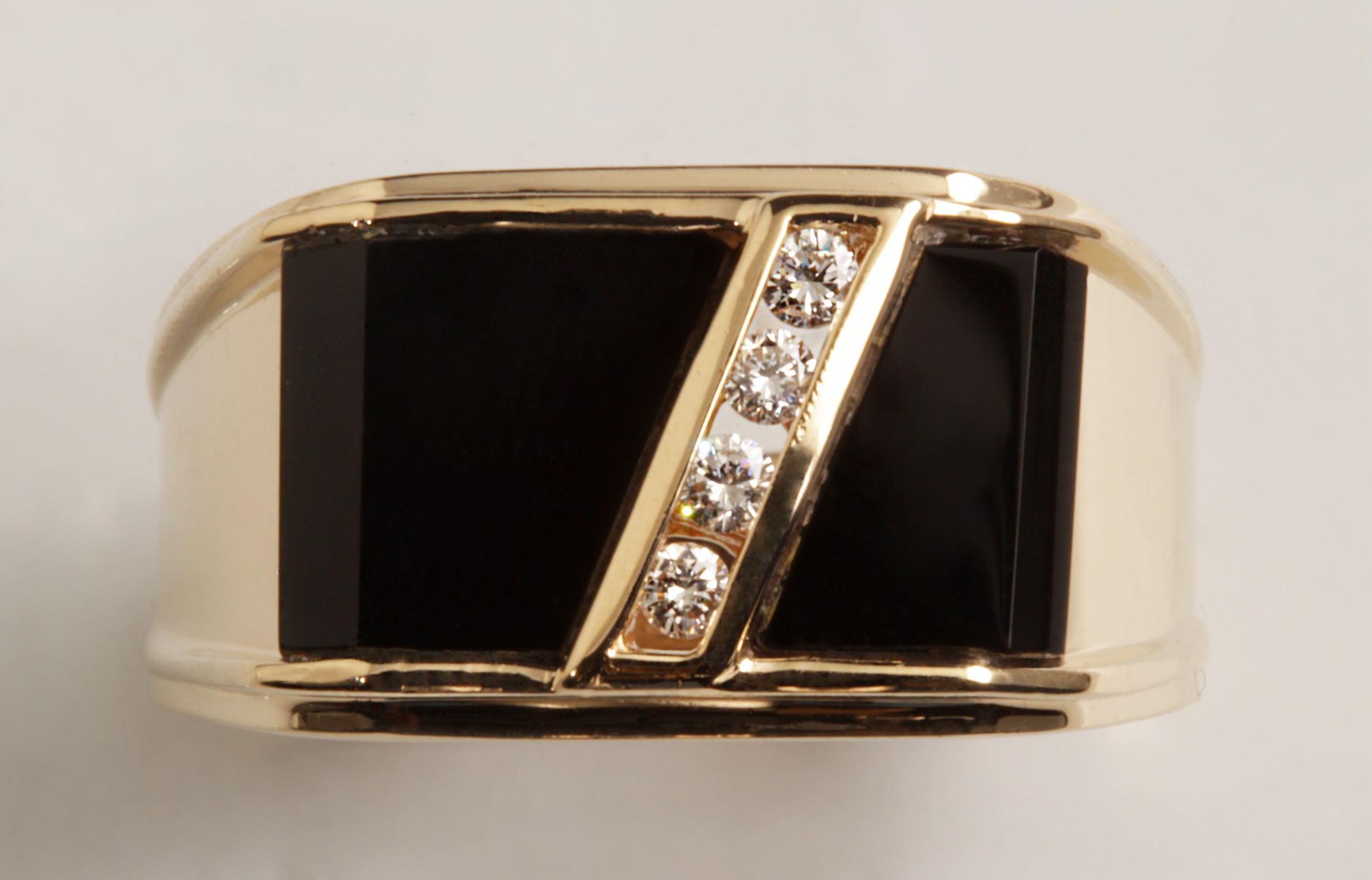 14KYG Onyx & Diamond Man's Ring. Size 11. 5.3dwt.  .10tdw #12425