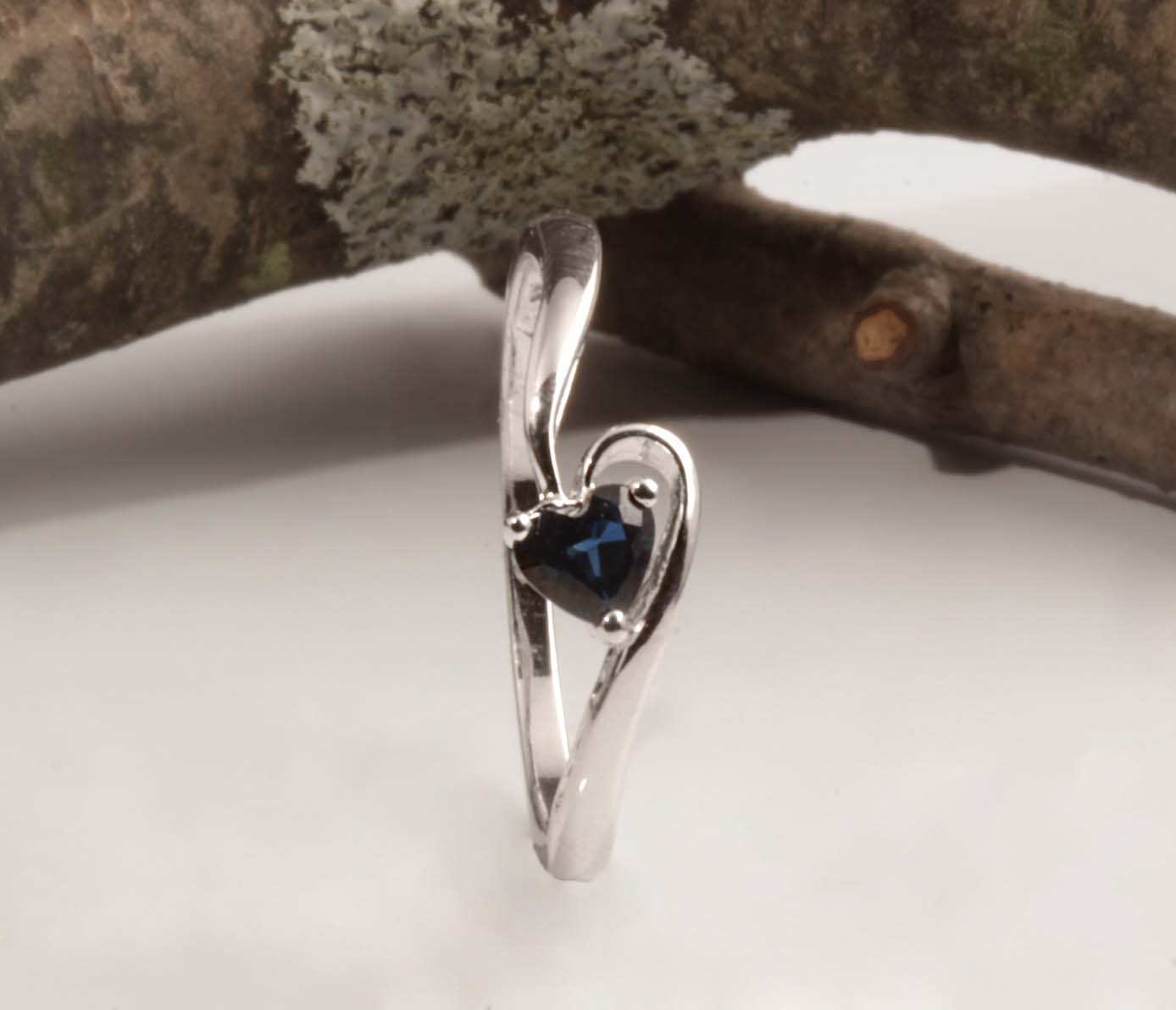 14KWG 4/4 Heart Shaped Saphire Ring #12438