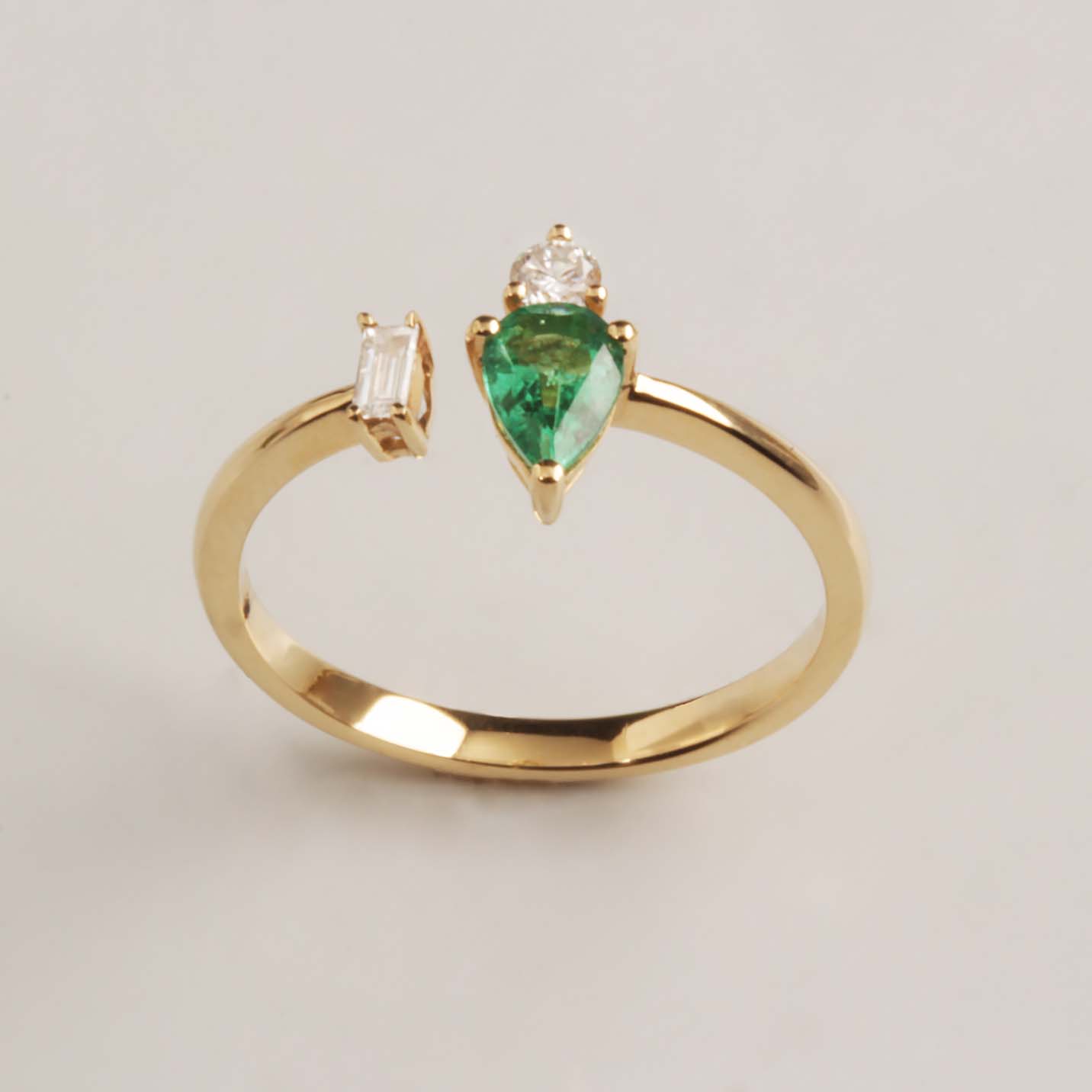 14KY .34ct Emerald & Diamonds (.05ct Baguette dia + .07ct Round dia) Ring #200-00076
